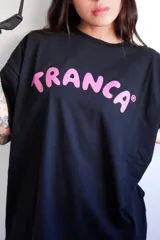 Remera blanca de algodón con estampado azul de la palabra "Tranca" en el frente.