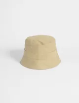 Gorro tipo bucket de tela color beige, con una banda tejida alrededor de la base de la copa.