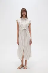Vestido camisero midi sin mangas, con cuello camisero, cierre frontal con botones, bolsillos en el pecho, cinturón de tela con lazo y estampado a rayas verticales en tonos beige y blanco.