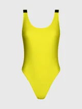 Malla enteriza Calvin Klein de textura acanalada brillante, color amarillo neón. Presenta cuello redondo, espalda amplia y tirantes elásticos negros con el logo de la marca. Incluye copas moldeadas suaves con relleno extraíble.