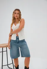 Bermuda de jean celeste con terminación desflecada.