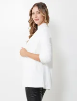 Blazer blanco de crepe, marca BBJ, con cuello solapa, bolsillos delanteros y mangas tres cuartos con frunce. Cuenta con forro interno y diseño abierto al frente.