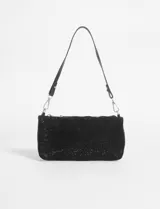 Cartera de fiesta rectangular color negro, cubierta de brillos. Cuenta con cierre superior y doble correa removible: una de cuero sintético y otra de cadena metálica.