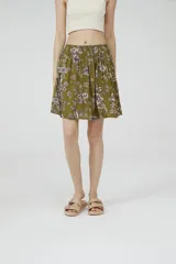 Minifalda verde militar con estampado floral en tonos rosados, con cintura elastizada.