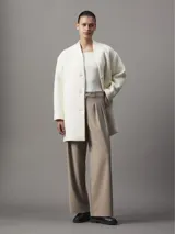 Pantalón de vestir color gris topo, de corte sastre y pierna ancha, con pinzas en la cintura y bolsillos laterales.