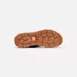 Bota de invierno Sorel modelo Tivoli V, confeccionada en gamuza color tostado con base de goma negra impermeable. Presenta cuello con forro de piel sintética, cordones negros y suela dentada de goma en color marrón.