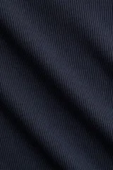 Remera entallada de punto acanalado color azul marino, con mangas cortas, cuello redondo fino ribeteado y bajo recto.