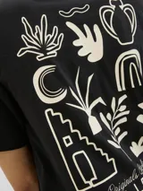 Camiseta negra de algodón con elastano, cuello redondo, manga corta y estampado en la espalda con diseños abstractos y texto "Originals Atelier JUAN-LES PINS JACK&JONES".