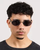 Lentes de sol con marco plateado y lentes ovalados negros.