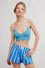 Bralette de encaje celeste con copas triangulares, escote festoneado, tirantes finos regulables y banda inferior elastizada.