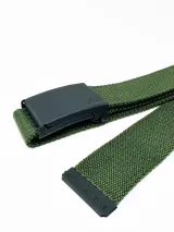 Cinturón verde militar de sarga con hebilla metálica negra y extremo con logo de la marca Rusty en negro.