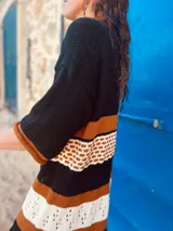 Vestido corto tejido en hilado de algodón con rayas horizontales en negro, tostado y blanco.