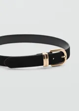 Cinturón de cuero vacuno color negro con hebilla metálica dorada de diseño clásico y pasador doble.