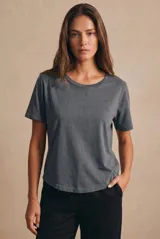 Remera de algodón peinado con efecto lavado, de corte al cuerpo y cuello redondo.