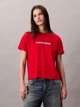 Remera Calvin Klein de manga corta en color rojo, con cuello redondo, corte regular y el logo de la marca bordado en 3D en el pecho.