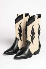 Bota estilo texana de gamuza color marrón, con diseño de apliques en forma de llamas en color crema y taco de madera.
