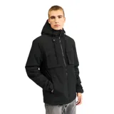 Campera de microfibra negra con relleno de guata y forro interior polar. Presenta cierre frontal completo, capucha ajustable con cordones, dos bolsillos frontales con solapa y corte estilo parka hasta la cadera. Cuenta con recubrimiento resistente al agua y al viento.