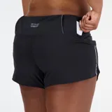 Short deportivo negro de mujer, marca New Balance, con logo reflectivo en la pierna izquierda.