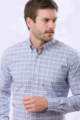 Camisa sport de manga larga con estampado a cuadros en tonos celestes, blancos y grises, de corte clásico con cuello con botones.