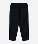 Pantalón masculino modelo balloon, de corte holgado con cintura elástica y bolsillos funcionales. Confeccionado en una mezcla de liocel y algodón, presenta un diseño despojado y cómodo con largo por encima del tobillo.