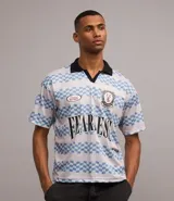 Remera masculina con cuello polo y manga corta, confeccionada en tejido con tecnología dry y estampado a rayas con lettering. Diseño boxy sportcore con cuello polo negro.