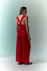 Mono rojo con cuello halter, corte holgado y pierna ancha.
