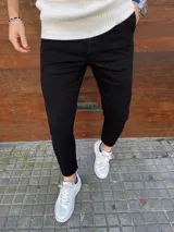 Pantalón chino negro de corte ajustado y diseño liso.