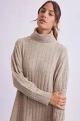 Vestido midi de punto canale color beige, con cuello alto y mangas largas, de corte recto y ajustado.