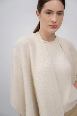 Ruana color crudo de tejido de punto con textura, hecha de 100% baby alpaca.