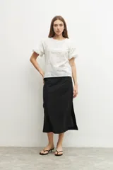 Blusa amarilla de mangas cortas abullonadas con bordado floral.