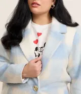 Saco largo de polivelour con estampado de cuadros, cuello con solapa, bolsillos y cierre con dos botones delanteros.