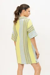 Vestido corto tejido en algodón con lurex, con cuello tipo camisa, abotonado al frente y mangas cortas.