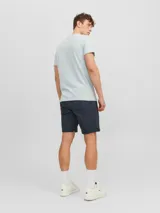 Short chino de jean regular fit color azul marino con efecto lavado, de diseño clásico y versátil con botamanga revirada.