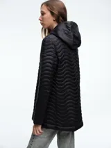Campera negra con diseño acolchado de ondas horizontales, cierre frontal completo, capucha integrada y mangas largas.