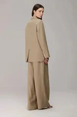 Conjunto sastre de dos piezas color rojo, compuesto por un blazer oversize de solapas clásicas y hombreras, y un pantalón ancho de tiro alto con pinzas.