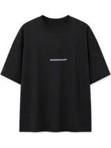 Remera de algodón pesado negra, de manga corta y corte oversize con pequeño estampado tipográfico en el pecho.