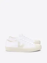 Zapatillas Veja modelo Wata II Low, color blanco con logo en beige. Fabricadas en Brasil con algodón orgánico y regenerativo, caucho del Amazonas y caucho reciclado.