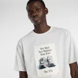 Remera de algodón color gris jaspeado, con cuello redondo, mangas cortas y estampa gráfica frontal con diseño de zapatillas New Balance 574.