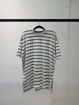 Remerón manga corta de corte oversize, con diseño de rayas horizontales y aberturas laterales en el dobladillo.