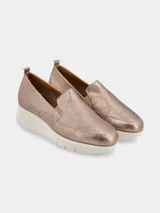 Mocasines slip on de cuero color peltre metalizado, con capellada perforada, inserciones elásticas laterales y suela de plataforma blanca de poliuretano.