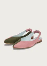 Ballerinas destalonadas de gamuza en combinación de colores rosado y verde militar, con punta fina, suela plana de cuero y tira elástica fruncida en el talón.