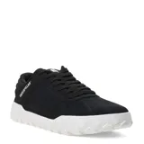 Championes urbanos Caterpillar modelo Hex +, color negro con suela blanca de diseño hexagonal. Confeccionados en gamuza, cuentan con cierre de cordones y logo de la marca en el lateral y la lengüeta.