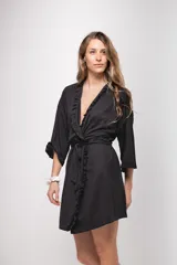 Bata tipo kimono de algodón acanalado color negro, con detalle de volados en el borde frontal y en las mangas. Presenta mangas al codo y lazo ajustable en la cintura.