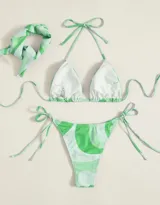 Conjunto de bikini verde con estampado de mariposas y pañuelo a juego.
