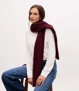 Bufanda de punto color bordó con diseño de textura trenzada y terminaciones acanaladas.