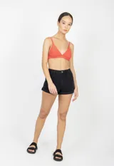 Top de bikini color verde oliva, estilo triángulo fijo con tirantes finos y espalda ajustable.