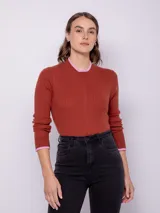 Polera color amarillo claro de tejido de punto con cuello alto y mangas largas.