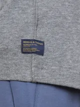 Remera de algodón pesado de manga corta y cuello redondo, con corte clásico y etiqueta pequeña en el ruedo.