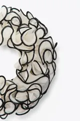 Coletero maxi de gasa color fucsia con volados y borde rosa claro.