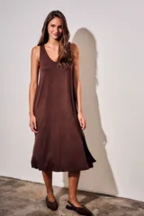Vestido midi de viscosa color marrón, sin mangas, con escote redondo y silueta fluida y holgada.